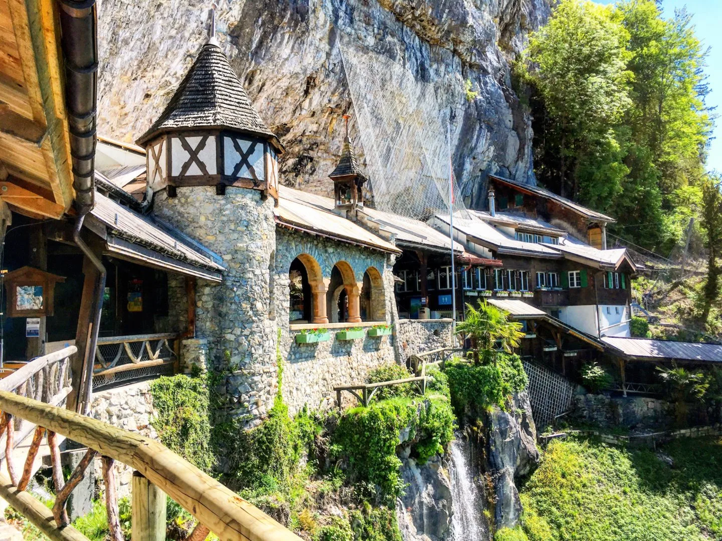 Grottes Saint Beatus Suisse Slow Voyage Tourisme Château Moyen-Âge Montagnes